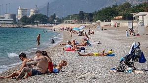 Antalya'da turistler sahillere akın etti