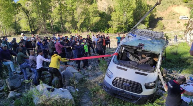 Bingöl'de köy minibüsü şarampole devrildi: 15 yaralı
