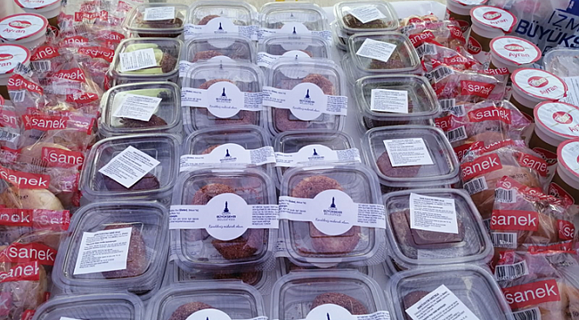 Büyükşehir iftar paketiyle birlikte kandil simidi dağıttı