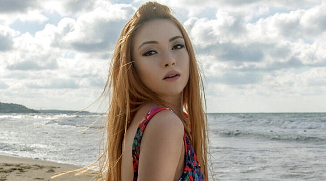 Ece Seçkin sütyensiz fotoğraflarıyla olay oldu