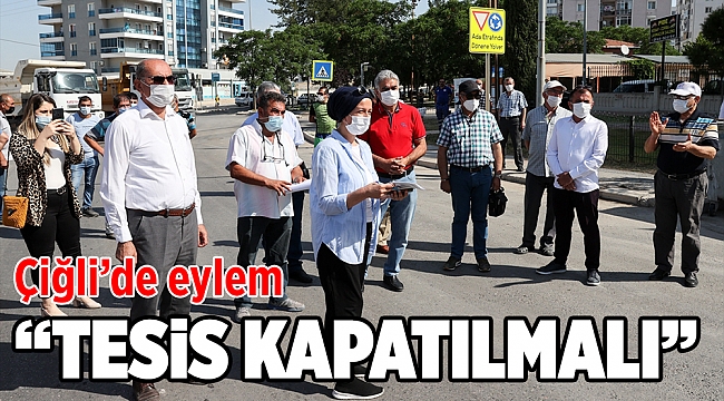 İzmir'de atık depolama tesisinin kapanmasını isteyen bir grup, yol kapatma eylemi yaptı