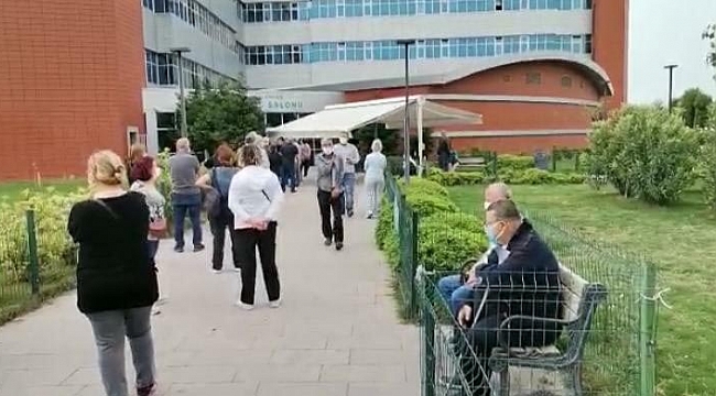 İzmir'de sosyal mesafesiz aşı kuyruğu