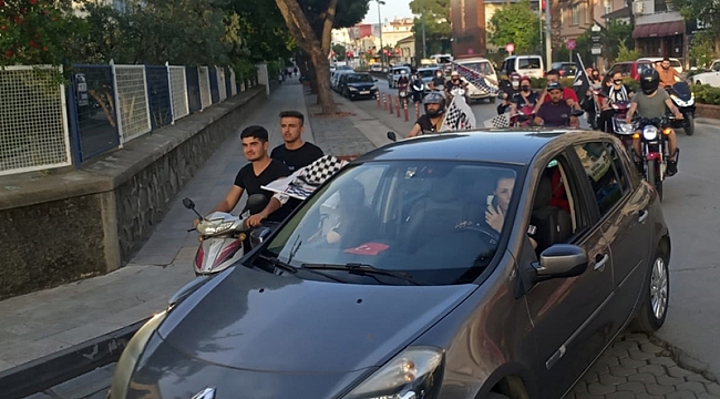 Ödemiş'te Beşiktaş taraftarları şampiyonluk konvoyu oluşturdu