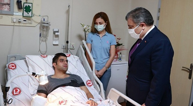 Bakan Koca, saldırıya uğrayan doktoru ziyaret etti