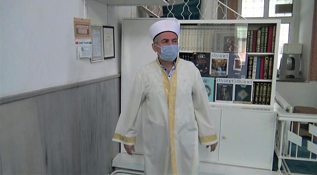 Camide namaz kılarken hayatlarının şokunu yaşadılar