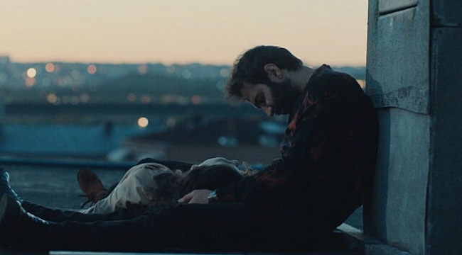 Çukur final bölümü son sahnesi! Yamaç öldü mü? Çukur finalinde İdris Koçovalı ve Sena sürprizi! Ercan Kesal ve Dilan Çiçek Deniz Çukur&#039;a konuk oldu