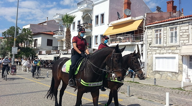 Foça&#039;da atlı polisler...