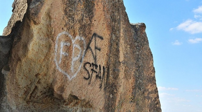 Kapadokya’da peribacalarına sprey boyalı tahrip!