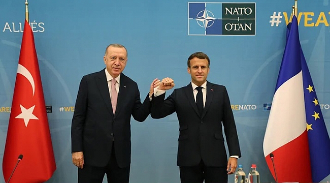 NATO zirvesinde Cumhurbaşkanı Erdoğan Fransa lideri Macron ile dirsek tokuşturdu