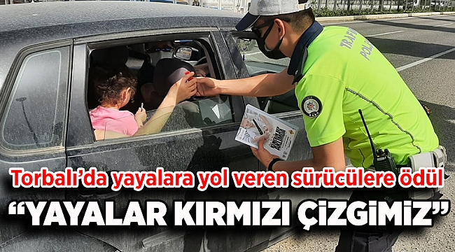 Torbalı'da yayalara yol veren sürücüler ödüllendirildi