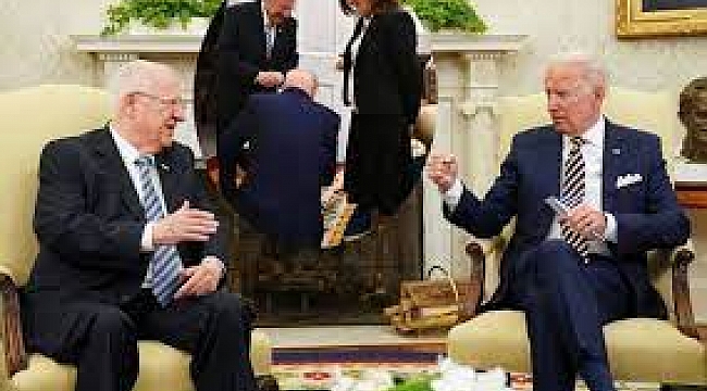ABD Başkanı Joe Biden, Oval Ofis'te İsrail Cumhurbaşkanı önünde diz çöktü