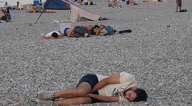Antalya'da sıcaktan bunalanlar sahilde uyudu
