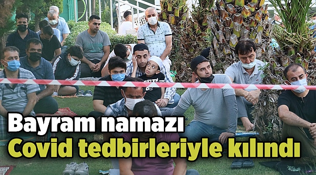 Bayram namazı Covid tedbirleriyle kılındı