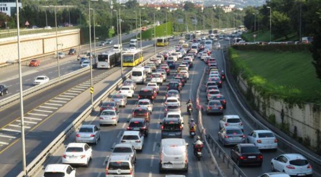 Bayram tatili sonrası ilk mesai gününde 15 Temmuz Şehitler Köprüsü&#039;nde trafik yoğun