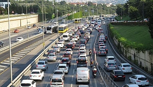 Bayram tatili sonrası ilk mesai gününde 15 Temmuz Şehitler Köprüsü'nde trafik yoğun