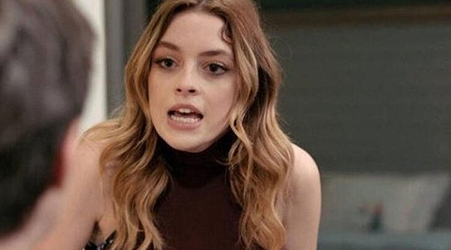 Oyuncu Melis Sezen eteğiyle göğüslerini kapatarak poz verdi