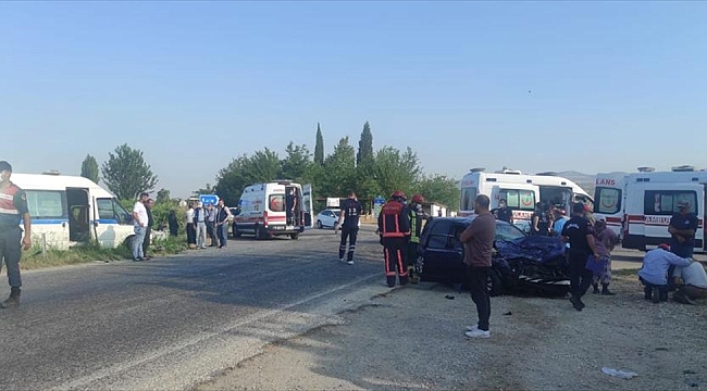 Tarım işçilerini taşıyan minibüsle otomobil çarpıştı: 2 kişi öldü, 9 kişi yaralandı