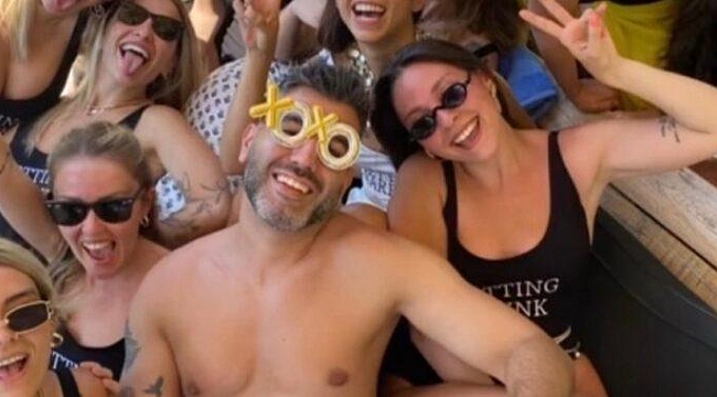 Zeynep Bastık’ın bekarlığa veda partisinden olay pozlar