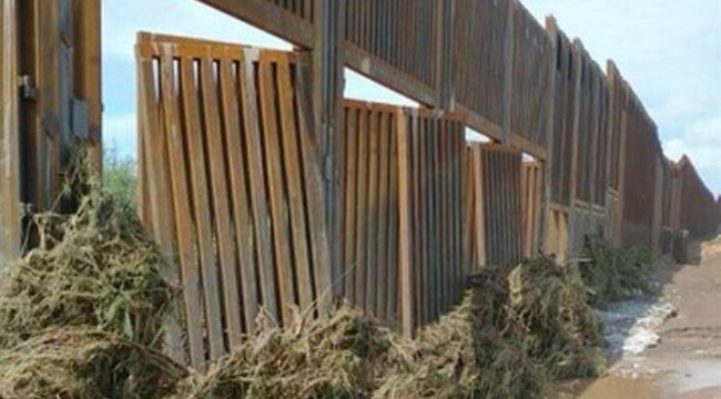 Donald Trump'ın milyarlarca dolarlık Meksika duvarı çöktü