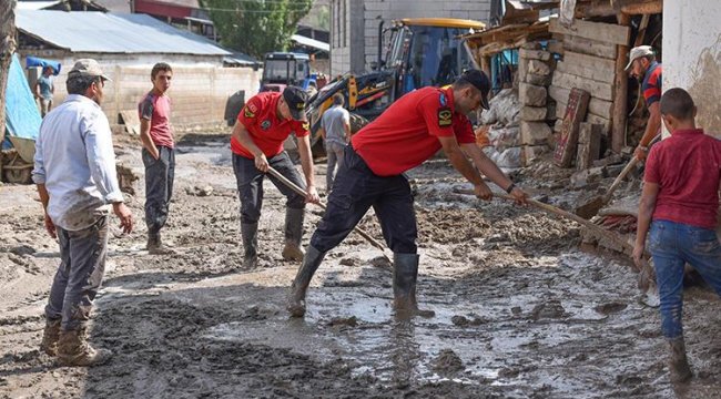 Komandolar selin vurduğu Kars'ın İnkaya köyündeki evleri çamurdan temizliyor