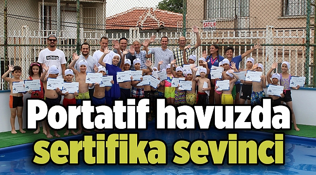 Portatif havuzda sertifika sevinci