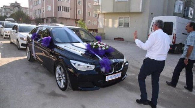 Şaşkına çeviren görüntü! Belediye başkanı düğün konvoyunun önünü kesip bahşiş aldı
