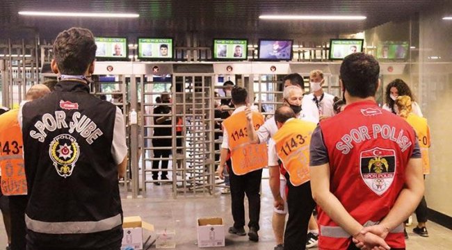 Aşısızlar turnikeyi geçemedi