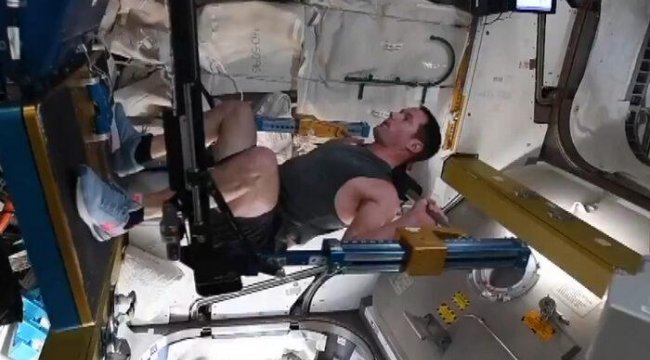 Fransız astronottan uzayda egzersiz paylaşımı!