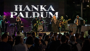 Hanka Paldum kardeşlik festivali için sahnede