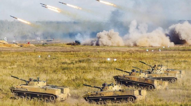 Teknolojik gövde gösterisi! Rusya sahaya akıllı askeri robot sürdü