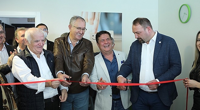 Açılışta iki rakip birlikte kurdele kesti