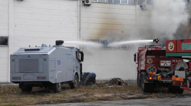 Ambalaj fabrikasındaki yangına TOMA&#039;lı müdahale
