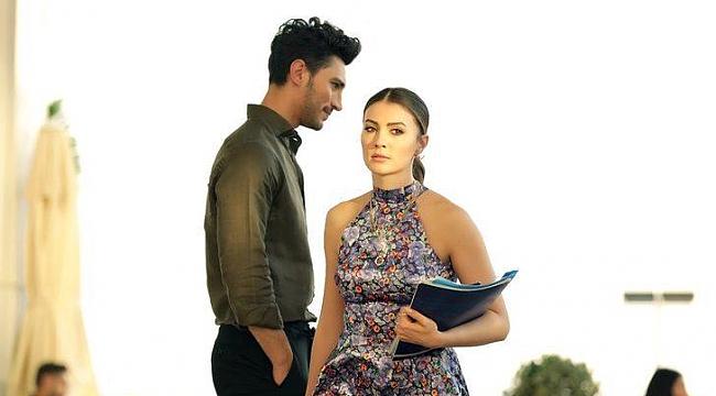 Burcu Özberk, dekolteli elbisesiyle dikkat çekti