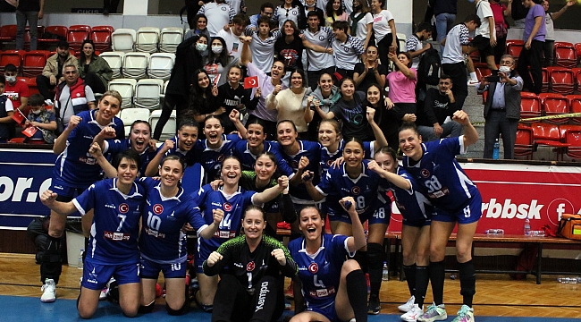 İzmir Büyükşehir Belediyesi’nin kadın hentbol takımından büyük başarı