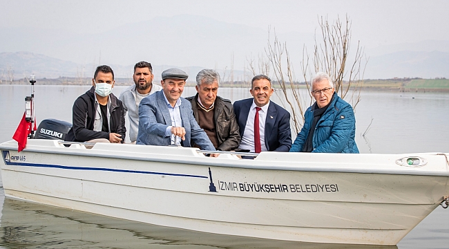 İzmir Büyükşehir Belediyesi tarlaları baraj altında kalan çiftçiye tekne hibe etti