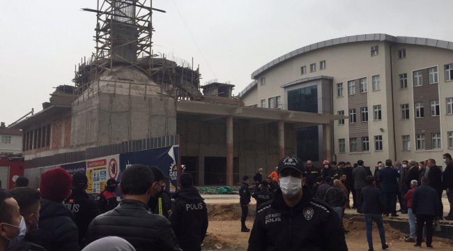 Gebze'de cami inşaatında iskele çöktü: 8 yaralı