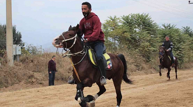 İzmir'de geleneksel rahvan at yarışları yapıldı