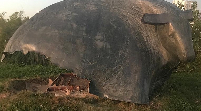 İzmir’de üç heykele saldırı