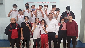 Kick -Boks'da Karabağlar Halk Eğitim Merkezi rüzgarı esmeye devam ediyor