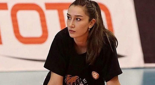 Milli voleybolcu saha dışı pozlarıyla dikkat çekiyor