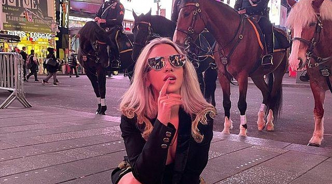 New York caddelerinde poz verdi!