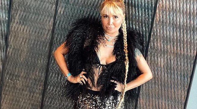 Yonca Evcimik'ten bikinili pozlar: yaz bitmez!