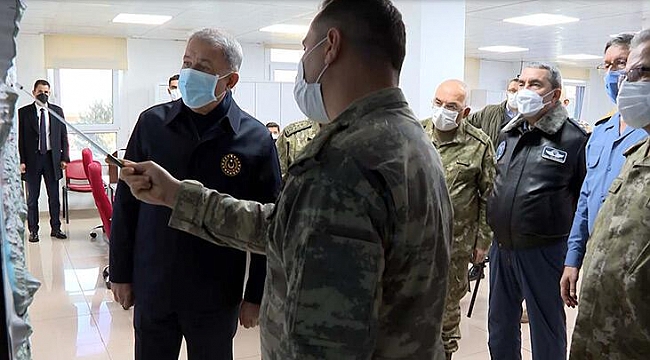 Akar ve komutanlar Suriye sınırında