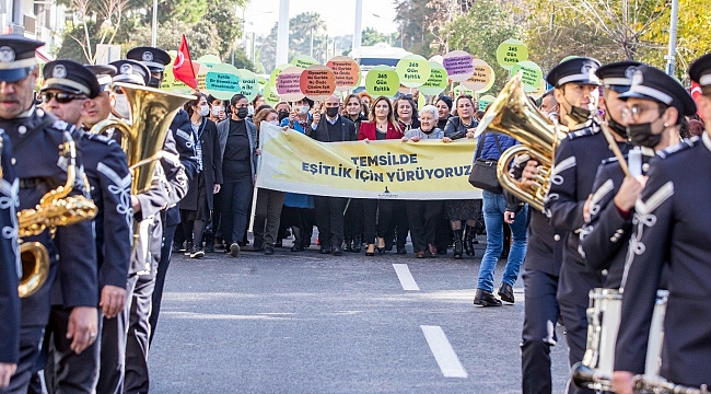 Başkan Soyer'den kadınlara mesaj: Cesur kadınlarsınız, yürüyün yanınızdayım
