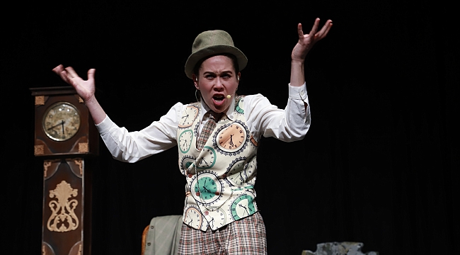 Bornova'da “Saatleri Ayarlama Enstitüsü” gala yaptı