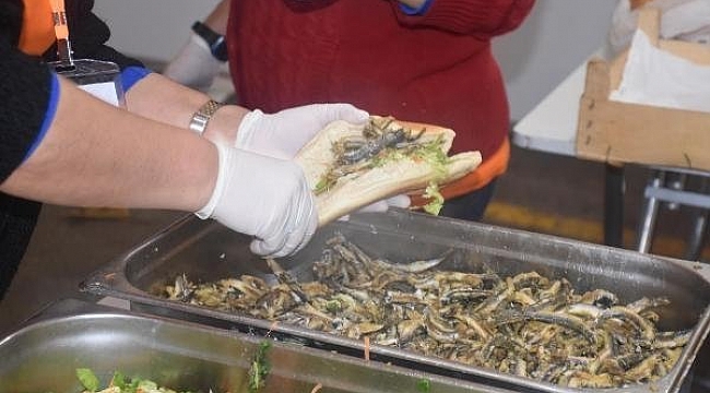 İzmir'deki şenlikte 2,5 ton hamsi dağıtıldı