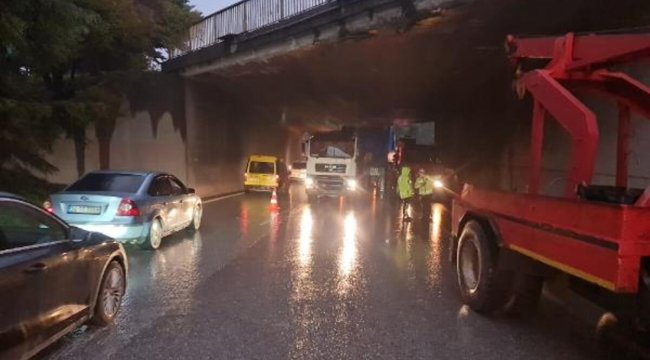 İzmit'te D-100 kara yolunu kapatan TIR kazası