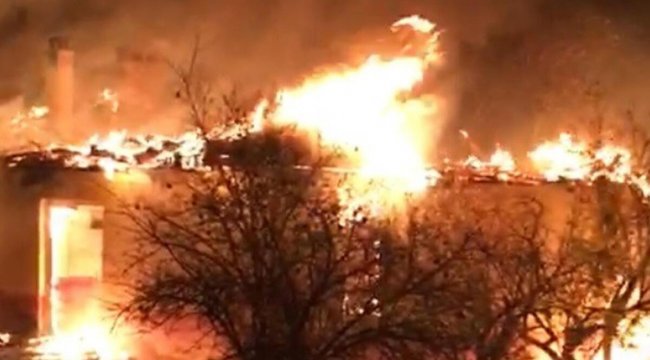Kullanılmayan okul alev alev yandı