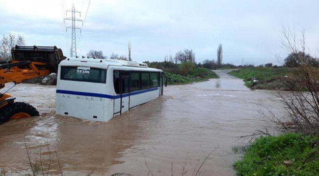 Manisa'da işçi servisi derede mahsur kaldı: 18 kişi kurtarıldı