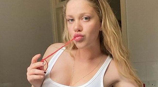 Transparan gömleğiyle poz verdi